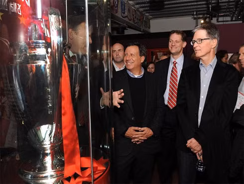 John W Henry (phải) muốn Liverpool hướng đến thành công bền vững (ảnh CLB)