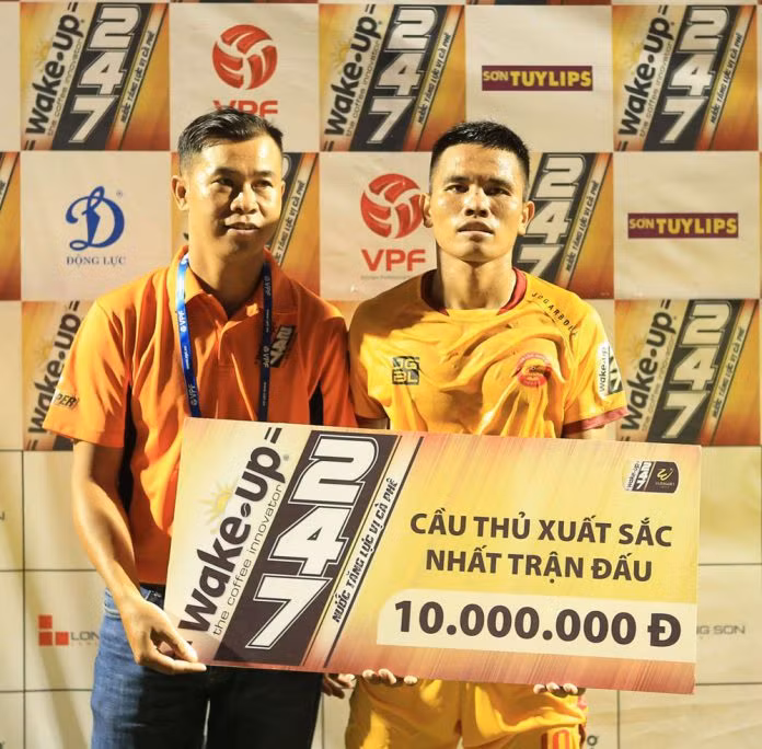 7 gương mặt xuất sắc vòng 12 V-League 2019 ảnh 1 So với mùa giải trước, đội trưởng Lê Văn Thắng đã tham gia kiến tạo nhiều hơn nơi cánh phải nhiều hơn (ảnh VPF)