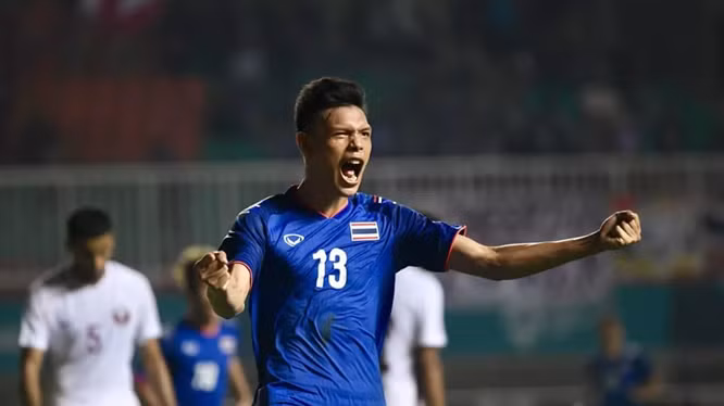 King's Cup 2019: Điểm mặt hàng công Thái Lan ảnh 2 Với chiều cao 1,82m các đường bóng bổng của đội tuyển Thái Lan đều tìm đến cái đầu của tiền đạo trẻ này (ảnh CLB)