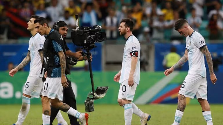  Argentina quá phụ thuộc vào Messi và ngoài Messi ra, Argentina không có nhiều cầu thủ có đẳng cấp vượt trội, HLV cũng chỉ vào loại xoàng (ảnh AP)