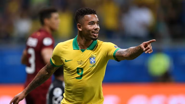 VAR đã ngăn điệu Samba nổi lên trên sân Fonte Nova ảnh 3 Nhưng trong lúc các cầu thủ Brazil ăn mừng, trọng tài đã xem lại VAR và từ chối bàn thắng bởi cho rằng các cầu thủ Brazil đã việt vị trước khi đưa bóng vào lưới. (ảnh AP)