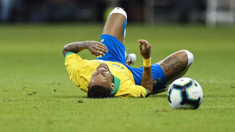 Pháp thua trận tại Vòng loại EURO 2020, Nadal vô địch Roland Garros 2019 ảnh 1 Neymar dính chấn thương trong trận giao hữu với Qatar khiến anh phải nghỉ thi đấu một thời gian và tất nhiên là bỏ lỡ Copa Amnerica (ảnh PSG)