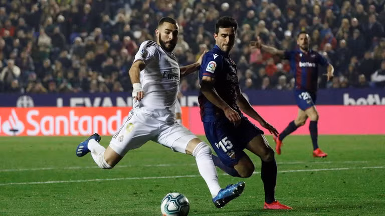 Sau chuỗi trận thăng hoa đầu lượt về, Real Madrid có dấu hiệu chững lại khi mất điểm ở 2 vòng đấu liên tiếp. Thua trận bẽ bàng với tỷ số 0-1 khiến đội bóng Hoàng gia Tây Ban Nha tụt xuống vị trí thứ hai sau vòng 25 La Liga với 53 điểm, kém Barcelona 2 điểm. Ảnh Real Sau chuỗi trận thăng hoa đầu lượt về, Real Madrid có dấu hiệu chững lại khi mất điểm ở 2 vòng đấu liên tiếp. Thua trận bẽ bàng với tỷ số 0-1 khiến đội bóng Hoàng gia Tây Ban Nha tụt xuống vị trí thứ hai sau vòng 25 La Liga với 53 điểm, kém Barcelona 2 điểm. Ảnh Real