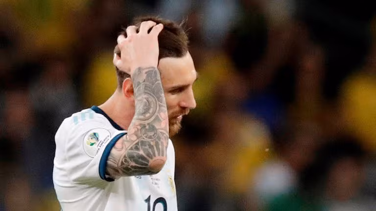 Messi vẫn xuất sắc như thường lệ nhưng việc anh phải chơi xa khung thành Brazil và các cầu thủ chủ nhà có phương án phong tỏa M10 nên anh không làm được gì nhiều. (ảnh CNN) Messi vẫn xuất sắc như thường lệ nhưng việc anh phải chơi xa khung thành Brazil và các cầu thủ chủ nhà có phương án phong tỏa M10 nên anh không làm được gì nhiều. (ảnh CNN)