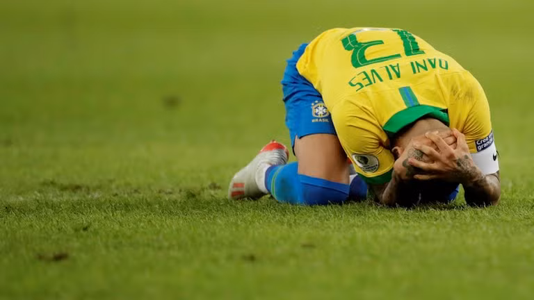 Chủ nhà Brazil vô địch tuyệt đối, nắm hết mọi danh hiệu cá nhân ảnh 2 Lão tướng 36 tuổi Alves quá đỗi hạnh phúc (ảnh AP)