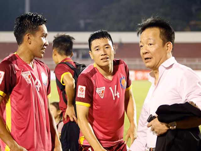 Khác với 2 ông bầu kia, bầu Hiển là người không nói nhiều (ảnh CĐV Sài Gòn)