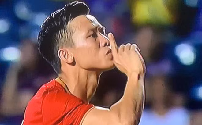 Ngoài phòng ngự, Quế Ngọc Hải còn làm tốt nhiệm vụ kiến tạo. Ảnh SLFC.
