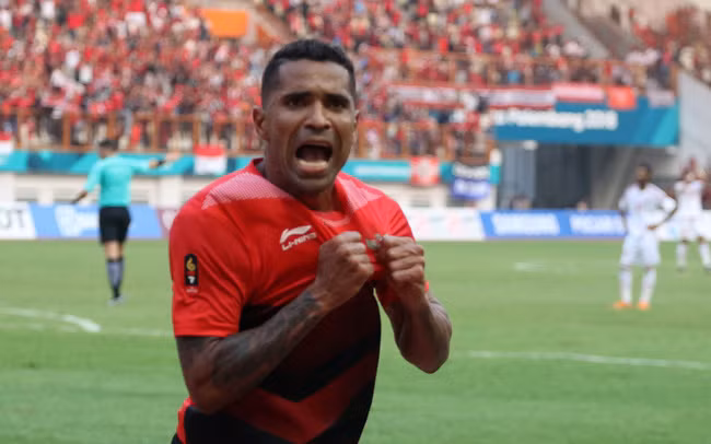 Indonesia còn cơ hội nào tại vòng loại World Cup? ảnh 2 Cầu thủ gốc Brazil Goncalves da Costa đã 38 tuổi vẫn phải gánh vác nhiệm vụ ghi bàn cho ĐT Indonesia. Ảnh CNN