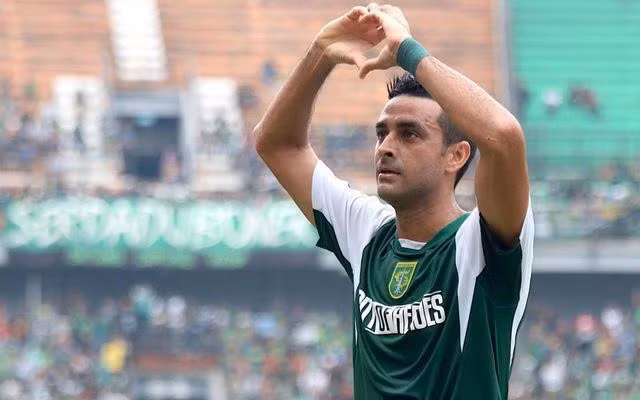Có một nỗi lo mang tên Văn Lâm trong khung gỗ ảnh 2 Trung vệ Dutra, 34 tuổi người Brazil có chiều cao 1,88m rất giỏi không chiến. Ảnh AFC