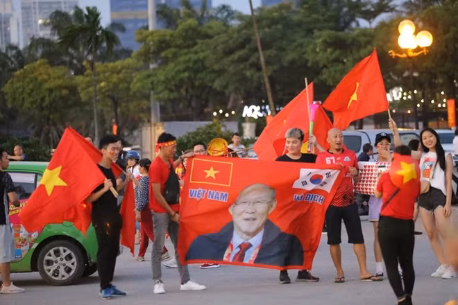 Cầu thủ Hà Nội ghi bàn trong Ngày giải phóng Thủ đô ảnh 2 Tri ân ông Park. Ảnh AT.