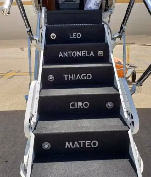 Thủ quân Barca thậm chí cá nhân hóa bằng cách đề tên anh, bà xã Antonella và ba con trai Thiago, Mateo, Ciro lên bậc cầu thang. Ảnh FNCN