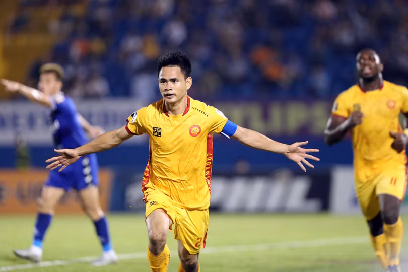 Xứ Thanh dấy lên nỗi lo sau trận play-off ảnh 2 Lão tướng Đình Tùng vẫn là chủ lực hàng công Thanh Hóa. Ảnh VPF.