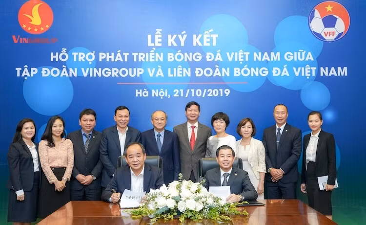Hợp đồng với thầy Park- Nghệ thuật sắp đặt ảnh 2 Thỏa thuận hợp tác hỗ trợ phát triển bóng đá Việt Nam giữa Vingroup và VFF sẽ giúp cho đội tuyển quốc gia cất cánh. Ảnh VPF