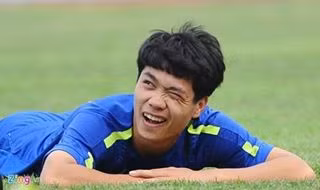 Trở về từ Sint- Truiden (Bỉ), trong sơ đồ 4-4-2 mà HLV Chung Hae-seong đang xây dựng cho CLB TP.HCM, tiền đạo số 21 thường được xếp đá ở vị trí tiền vệ cánh trái. Ảnh Zing Trở về từ Sint- Truiden (Bỉ), trong sơ đồ 4-4-2 mà HLV Chung Hae-seong đang xây dựng cho CLB TP.HCM, tiền đạo số 21 thường được xếp đá ở vị trí tiền vệ cánh trái. Ảnh Zing