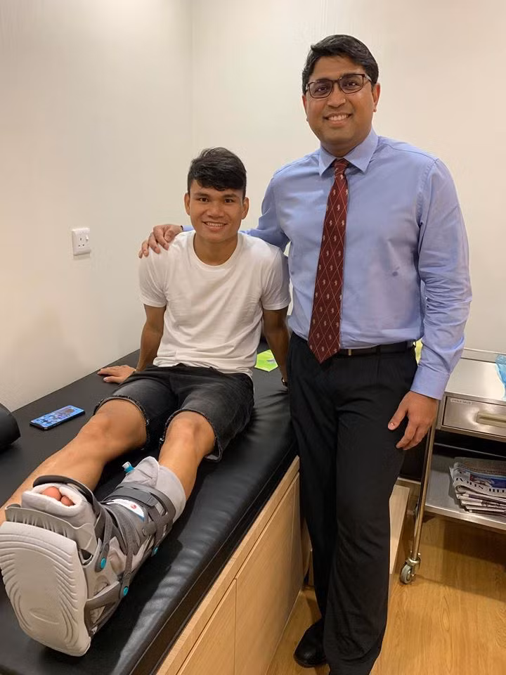 Mùa giải 2019, Xuân Mạnh từng bị vỡ xương mác và đứt dây chằng cổ chân, phải sang Singapore phẫu thuật và điều trị hồi tháng 11/2018. Ảnh FBCN Mùa giải 2019, Xuân Mạnh từng bị vỡ xương mác và đứt dây chằng cổ chân, phải sang Singapore phẫu thuật và điều trị hồi tháng 11/2018. Ảnh FBCN