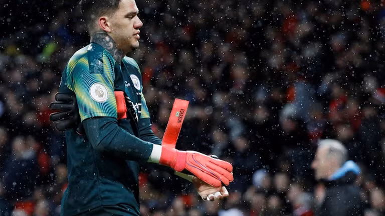 Pha lập công nâng tỷ số lên 2-0 ở phút 90+6 của tiền vệ người Scotland Scott McTominay đến từ pha ném bóng bị bắt bài của thủ môn Ederson. Ảnh AP Pha lập công nâng tỷ số lên 2-0 ở phút 90+6 của tiền vệ người Scotland Scott McTominay đến từ pha ném bóng bị bắt bài của thủ môn Ederson. Ảnh AP