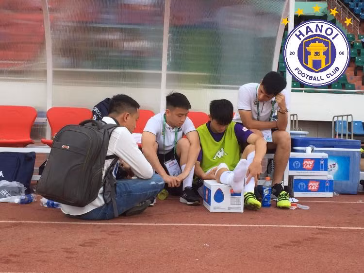 Duy Mạnh đã bị chấn thương gối phải sau 5 phút thi đấu. Ảnh CLB HN