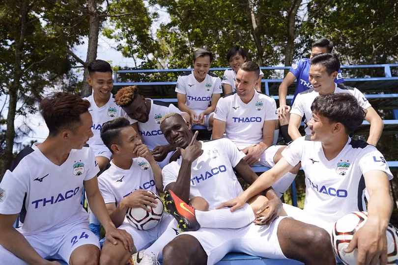 Bầu Đức đã thuyết phục thành công thủ môn Trần Bửu Ngọc, cựu thủ thành U23 Việt Nam về sân Pleiku nhưng đáng kể nhất là việc HAGL đã làm mới được hàng phòng thủ bởi bộ đôi trung vệ Damir Memovic - Steven Đặng. Ảnh HAGL