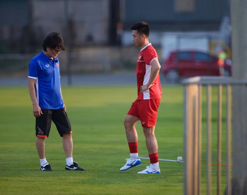 U22 Việt Nam nín thở chờ bác sĩ Choi Ju-young ảnh 1 Đến nay, bác sĩ Choi đã trực tiếp điều trị chấn thương cho khá nhiều cầu thủ Việt Nam như Văn Toàn, Quế Ngọc Hải , mới đây ông cũng từng trực tiếp mổ cho tiền vệ Nguyễn Tuấn Anh của HAGL. Ảnh VPF.