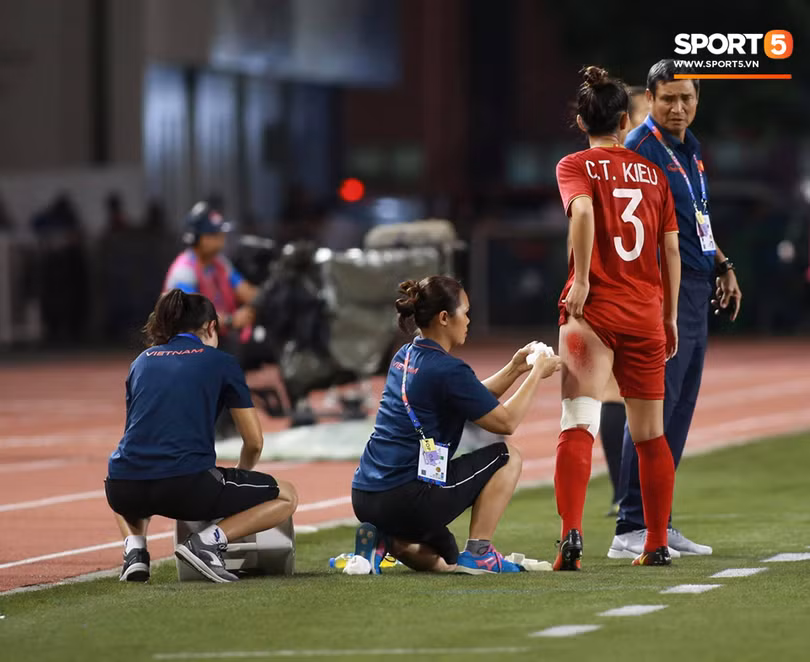 Ông Chung “gái” và giấc mơ World Cup ảnh 3 Ông đã bên các học trò trong những lúc khó khăn nhất. Ảnh SP5