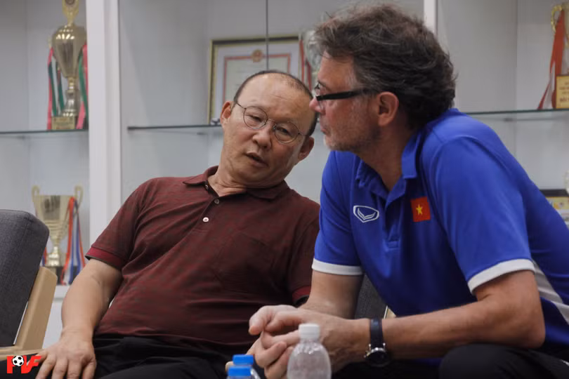 Quan hệ giữa ông Philippe Troussier với HLV trưởng Park Hang- seo và các CLB bóng đá Việt Nam hiện đang rất tốt đẹp. Ảnh PVF Quan hệ giữa ông Philippe Troussier với HLV trưởng Park Hang- seo và các CLB bóng đá Việt Nam hiện đang rất tốt đẹp. Ảnh PVF