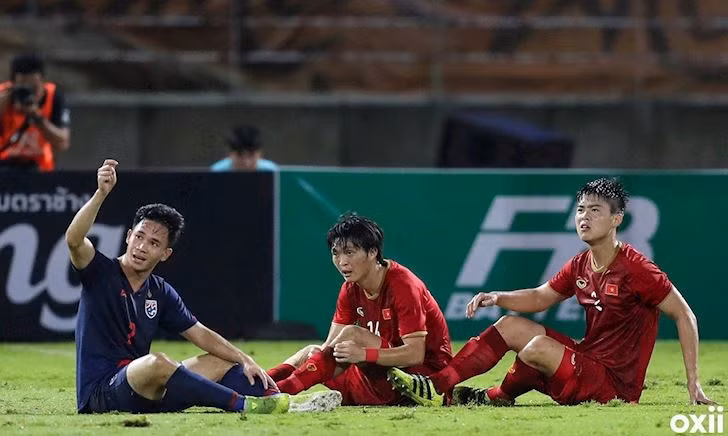 Từ sân Thammasat nghĩ về tấm HCV SEA Games 30 ảnh 1 Supachok đã khiến Duy Mạnh có một ngày thi đấu khốn khổ. Ảnh FAT