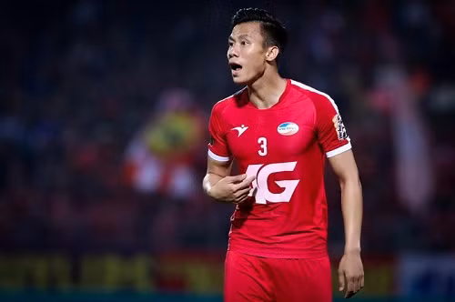 Quế Ngọc Hải trở về sân Vinh trong màu áo Viettel. Ảnh VPF.