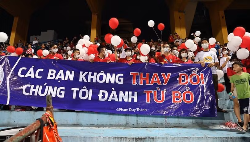 CĐV HAGL đưa đến thông điệp phản ứng thái độ thi đấu của đội cũng như phát ngôn "đá cho vui" của ông bầu Đoàn Nguyên Đức. Ảnh VietTimes CĐV HAGL đưa đến thông điệp phản ứng thái độ thi đấu của đội cũng như phát ngôn