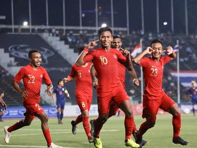 Các tiền đạo Indonesia lại rất giỏi chiếm lĩnh không gian trong khu vực 16,5m. Ảnh AFC