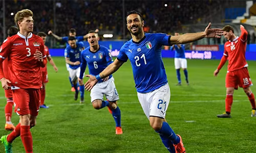 Ở tuổi 36 và 54 ngày, Quagliarella là cầu thủ ghi bàn lớn tuổi nhất trong lịch sử tuyển Italy có cú đúp. Ảnh AP
