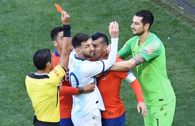 Messi nhận thẻ đỏ trong trận tranh hạng 3 với Chile. Ảnh: Getty Images. Messi nhận thẻ đỏ trong trận tranh hạng 3 với Chile. Ảnh: Getty Images.
