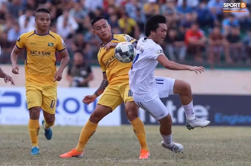 Tiền vệ Tuấn Anh (HAGL) với bàn thắng nâng tỷ số lên 2-1, cầm chịch tốt suốt 90 phút, xứng đáng được bình chọn là cầu thủ xuất sắc nhất trận đấu. Ảnh SPORT5 Tiền vệ Tuấn Anh với bàn thắng nâng tỷ số lên 2-1, cầm chích tốt 90 phút, xứng đáng được bình chọn là cầu thủ xuất sắc nhất trận đấu. Ảnh VietTimes.