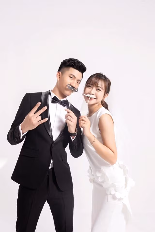 Cô dâu Nhật Linh chia sẻ: “Sau tất cả những khó khăn, sóng gió, vất vả thì mình cũng trở thành người gắn bó cùng nhau suốt một đời". Ảnh FBNV
