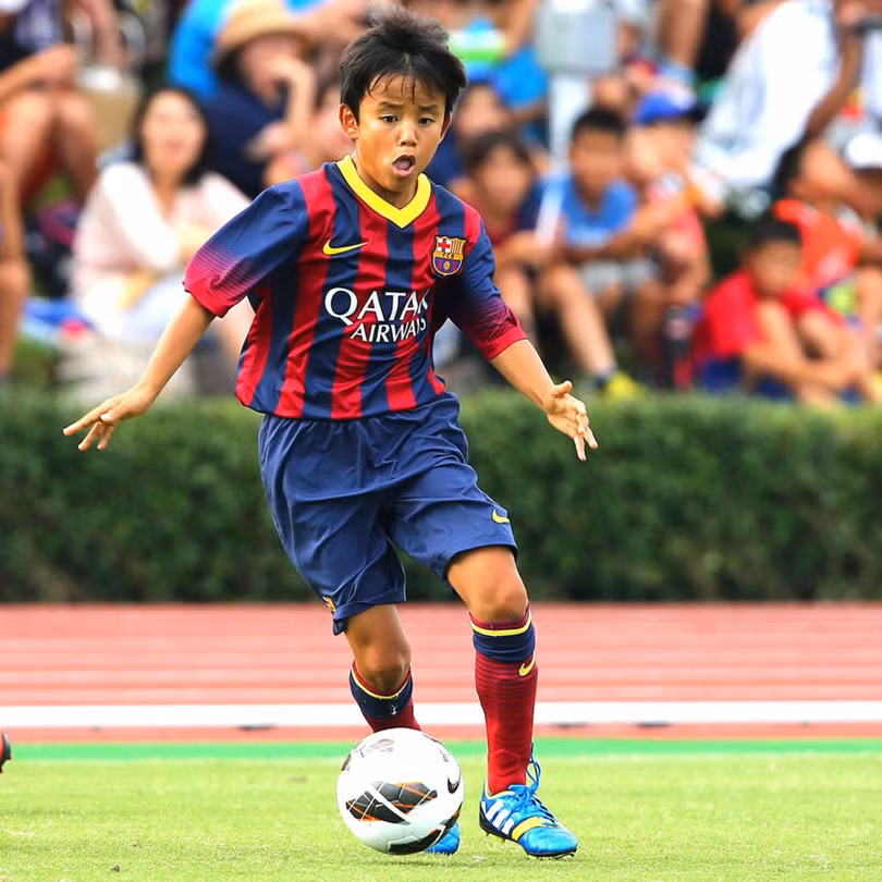 "Messi Nhật bản” được trưởng thành từ lò đào tạo La Masia, học viện của Barca lúc đó được vận hành bởi huyền thoại Patrick Kluivert. Ảnh Barca