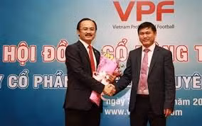 Đốt đuốc giữa ban ngày thì người ta cũng không thể tìm được quan chức cấp CLB đủ tầm ngồi ghế nóng như bầu Thắng. Ảnh LAFC Đốt đuốc giữa ban ngày thì người ta cũng không thể tìm được quan chức cấp CLB đủ tầm ngồi ghế nóng như bầu Thắng. Ảnh LAFC