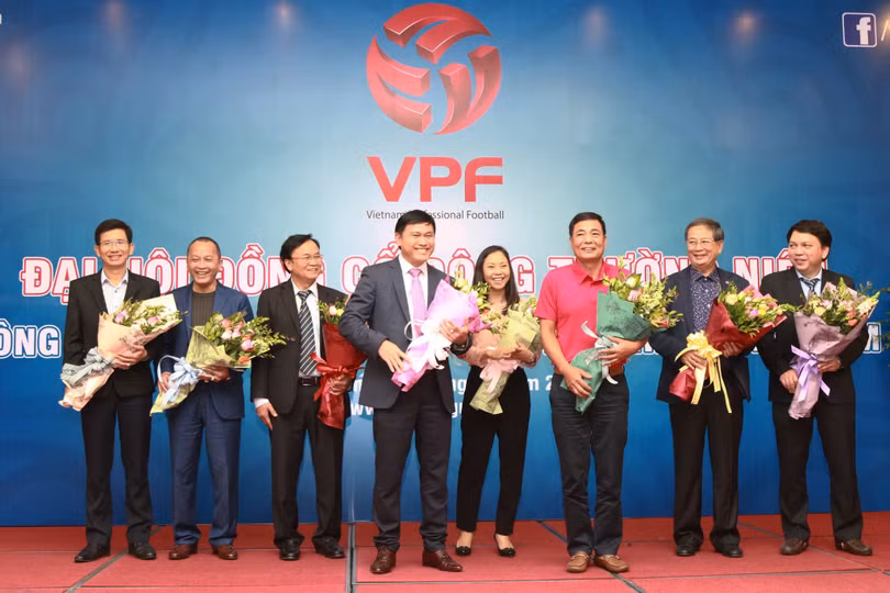 VFF là cổ đông lớn nhất nắm giữ 35,4% vốn điều lệ thì việc họ giữ 3 vị trí trong 7 ghế HĐQT có gì sai? Ảnh VFF VFF là cổ đông lớn nhất nắm giữ 35,4% vốn điều lệ thì việc họ giữ 3 vị trí trong 7 ghế HĐQT có gì sai? Ảnh VFF