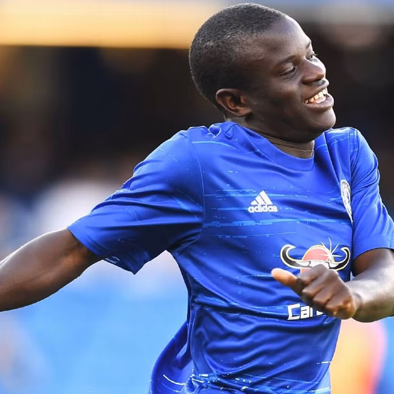 Kanté đang sỡ hữu cú “lắc mông” không lẫn vào đâu, đủ đánh lừa hậu vệ đối phương. Ảnh CLB Chelsea Kanté đang sỡ hữu cú “lắc mông” không lẫn vào đâu, đủ đánh lừa hậu vệ đối phương. Ảnh CLB Chelsea