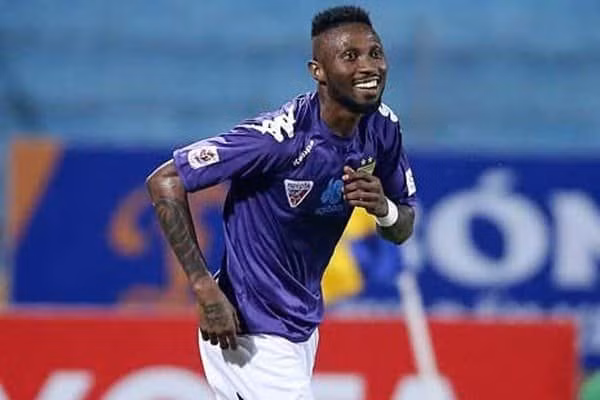 Cầu thủ nhập tịch Hoang Vu Samson sẽ đá hộ công cho Thành Hóa. Ảnh HNFC Cầu thủ nhập tịch Hoang Vu Samson sẽ đá hộ công cho Thành Hóa. Ảnh HNFC