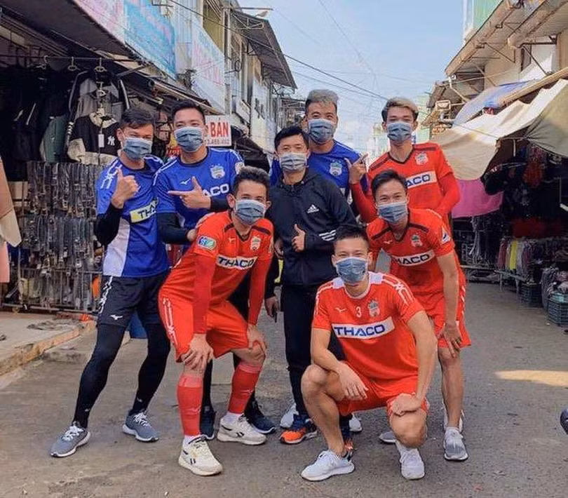Các cầu thủ HAGL ra quân ủng hộ chống dịch. Ảnh HAGLFC Các cầu thủ HAGL ra quân ủng hộ chống dịch. Ảnh HAGLFC
