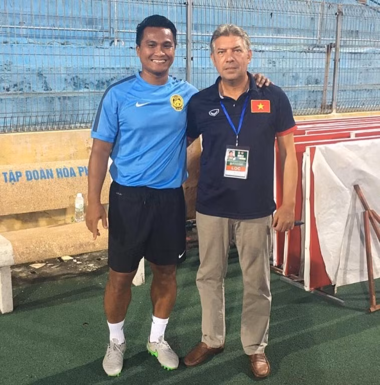 HLV Mashiedee Sulaiman (trái) và ông thầy GĐKT VFF Juergen Gede. Ảnh NĐFC HLV Mashiedee Sulaiman (trái) và ông thầy GĐKT VFF Juergen Gede. Ảnh NĐFC
