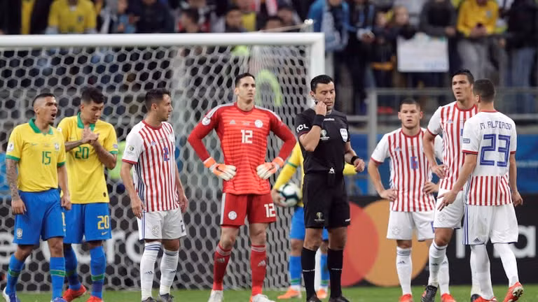 Thường chuyên có 7-8 cầu thủ Paraguay bên phần sân nhà (ảnh AP)