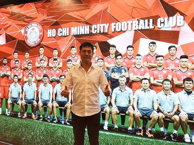 Chủ tịch CLB Nguyễn Hữu Thắng lặng lẽ đứng sau các thắng lợi của TP.HCM (ảnh VietTimes) Chủ tịch CLB Nguyễn Hữu Thắng lặng lẽ đứng sau các thắng lợi của TP.HCM (ảnh VietTimes)