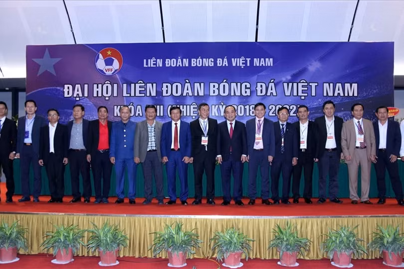 Ngôi nhà bóng đá Việt Nam, khi mỗi người nhìn về một hướng ảnh 1 Những vụ việc lùm xùm được Đại hội Liên đoàn bóng đá Việt Nam khóa 8 đã báo hiệu một nhiệm kỳ không yên ả cho ngôi nhà bóng đá của đất nước hình chữ S (ảnh VFF)
