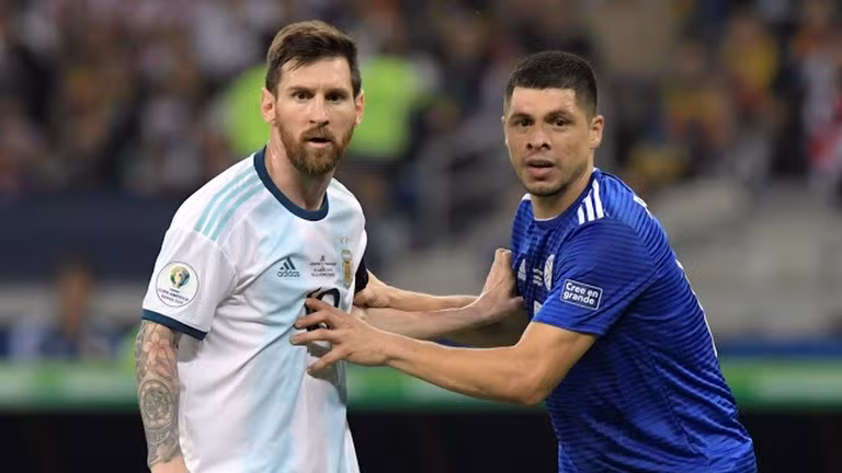 ĐT Argentina = Messi + 10 robot (Ảnh AP)