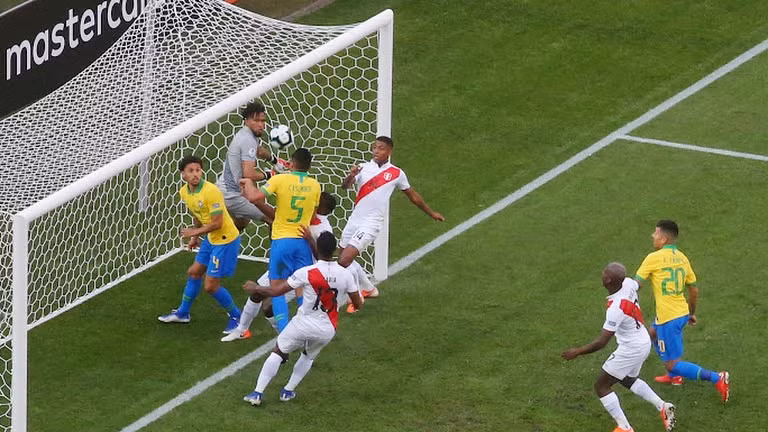 Casemiro đã 2 lần dùng đầu mới ghi được bàn thắng mở tỷ số cho Barazil từ pha đá phạt góc (ảnh AP) Casemiro đã 2 lần dùng đầu mới ghi được bàn thắng mở tỷ số cho Barazil từ pha đá phạt góc (ảnh AP)