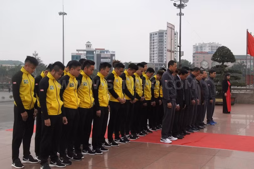 SLNA thực hiện lễ xuất quân tại Quảng trường Hồ Chí Minh (Vinh). Ảnh Songlamplus. SLNA cũng rất chú trọng thực hiện lễ xuất quân tại Quảng trường Hồ Chí Minh (Vinh). Ảnh Songlamplus.
