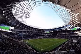 Tottenham với “canh bạc” Jose Mourinho ảnh 3 Khán giả Tottenham đang trông chờ Jose làm điều đặc biệt. Ảnh CNN