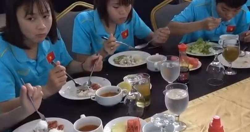 Các cô gái vàng Việt Nam ăn uống đạm bạc tại SEA Games 20. Ảnh TĐ