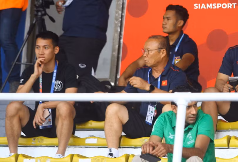 U22 Việt Nam- U22 Lào: Bổn cũ soạn lại ảnh 1 Hùng Dũng và HLV Park đang nghiên cứu kỹ U22 Lào. Ảnh AP.