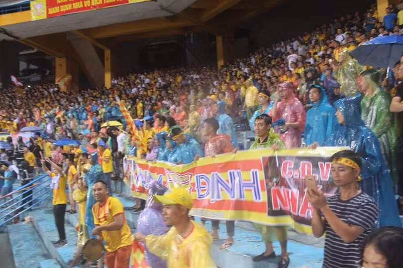 Sân Hàng Đẫy: Đội khách sẽ dựng 4 hàng phòng thủ để kiếm 3 điểm ảnh 1 Nắng, mưa không ngăn được người Nam Định đến sân. Ảnh NĐFC.